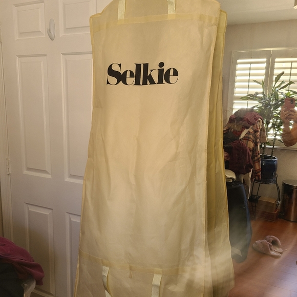 Selkie Ivory Flower Gown - Picture 6 of 7